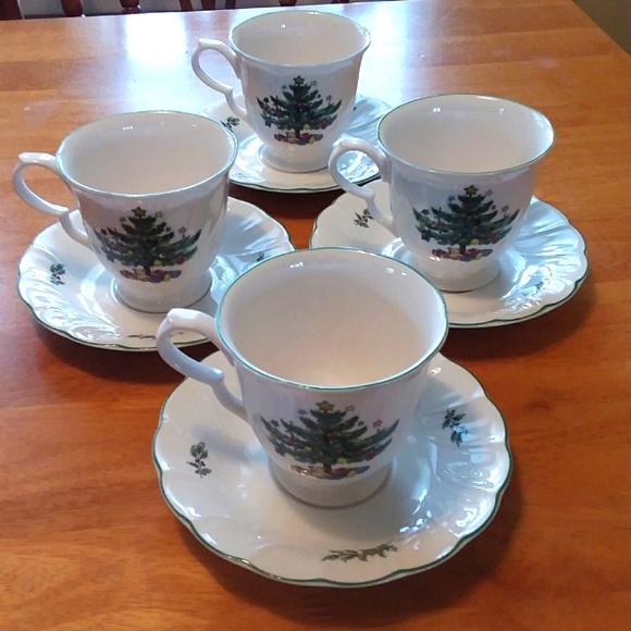 Nikko Ceramics Other - Nikko Happy Holidays 3.5" Cup & Saucers Set of 4